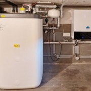 Symbolbild Wärmepumpe in einem Keller mit geringer Geschosshöhe - daher sind Steuergerät und Speicher keine Einheit wie oft angeboten.